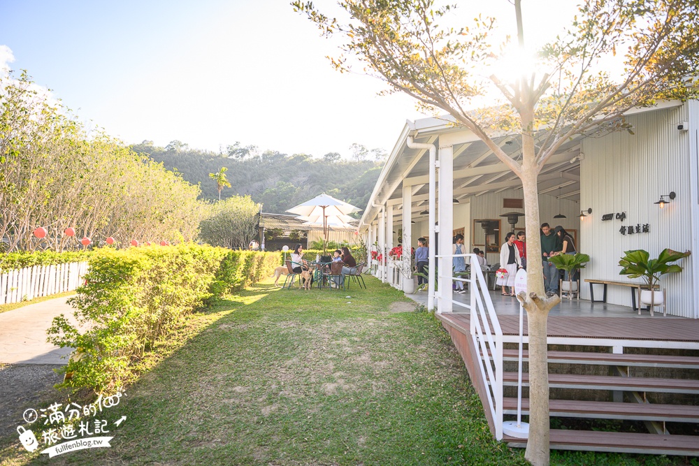 苗栗大湖【紅色琉璃瓦草莓園】免門票網美系高架草莓園.採紅寶石大草莓,還能喝咖啡下午茶!