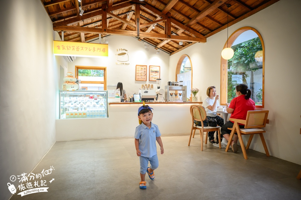 花蓮【Jiji Coffee吉吉咖啡】新城老街咖啡館,創意舒芙蕾漢堡手拿輕鬆吃,療癒空間好拍照!