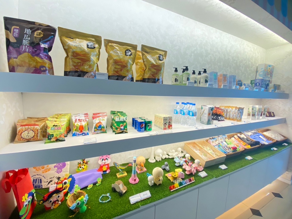【2025台中港酒店】最新積木主題房開箱,一泊一食.全新海洋風球池滑梯超好玩.台中梧棲親子飯店首選!