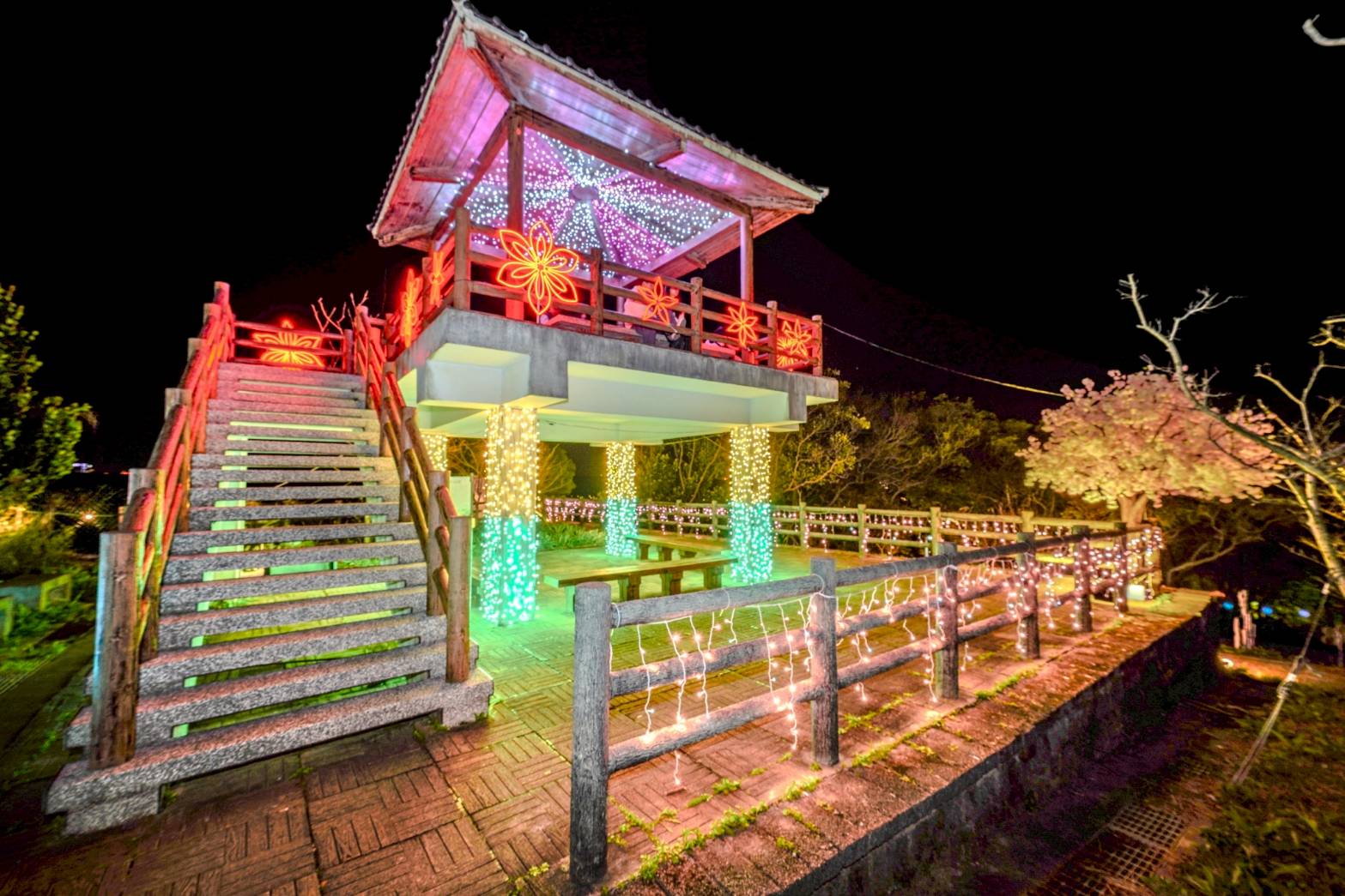 【2026大古山登山步道公園夏日繽紛派對】最新點燈活動時間.欣賞城市燈海,來趟森林裡的奇幻旅程! 【2026大古山登山步道公園夏日繽紛派對】最新點燈活動時間.欣賞城市燈海,來趟森林裡的奇幻旅程!
