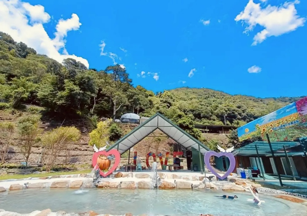 南投【2025夢谷瀑布親子農場】步行10分鐘即達瀑布點,親子戲水區,看可愛小動物.露營住宿體驗!