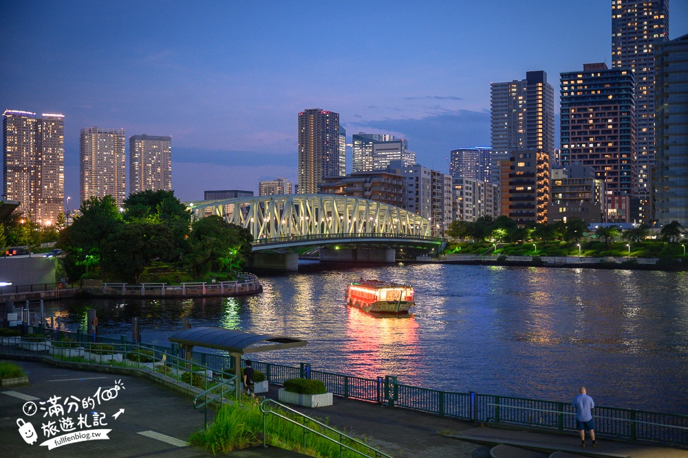 東京必體驗行程【東京灣遊船】搭特色船形屋吃牛肉燒喜燒賞夜景.飲料無限暢飲還能看表演.甲板上與彩虹大橋合影!