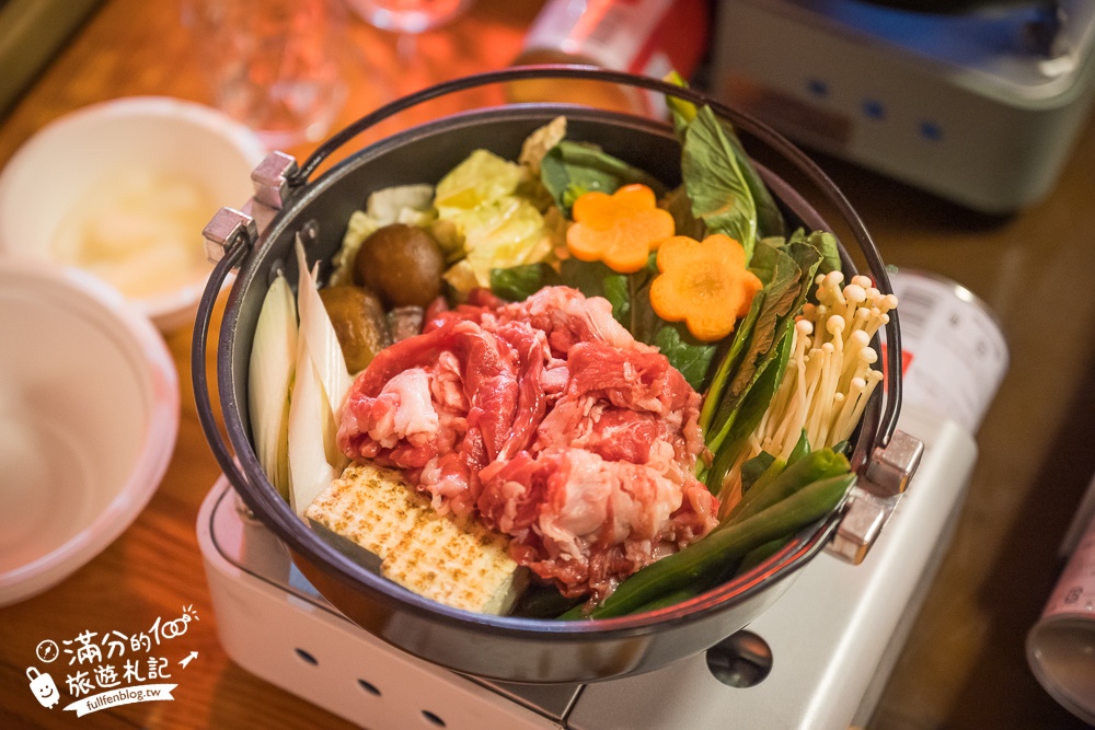 東京必體驗行程【東京灣遊船】搭特色船形屋吃牛肉燒喜燒賞夜景.飲料無限暢飲還能看表演.甲板上與彩虹大橋合影!