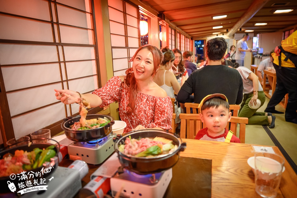 東京必體驗行程【東京灣遊船】搭特色船形屋吃牛肉燒喜燒賞夜景.飲料無限暢飲還能看表演.甲板上與彩虹大橋合影!