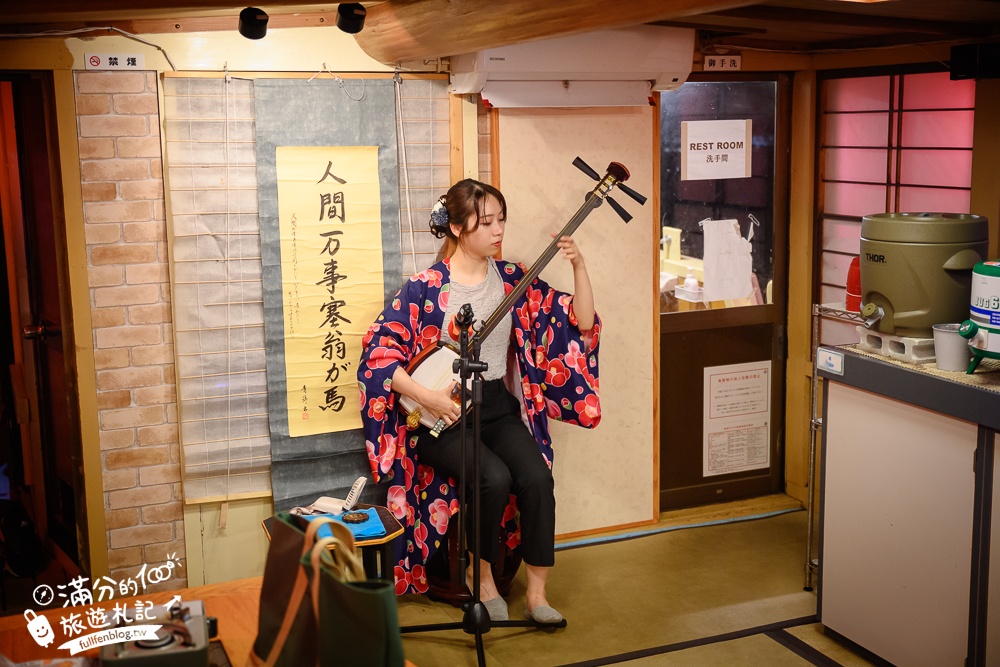 東京必體驗行程【東京灣遊船】搭特色船形屋吃牛肉燒喜燒賞夜景.飲料無限暢飲還能看表演.甲板上與彩虹大橋合影!