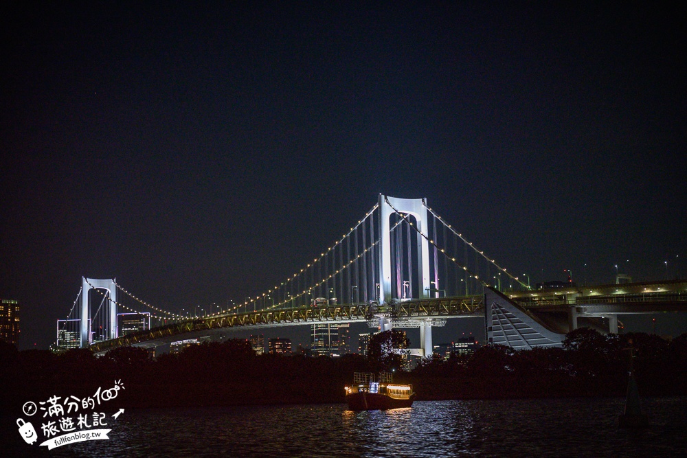 東京必體驗行程【東京灣遊船】搭特色船形屋吃牛肉燒喜燒賞夜景.飲料無限暢飲還能看表演.甲板上與彩虹大橋合影!