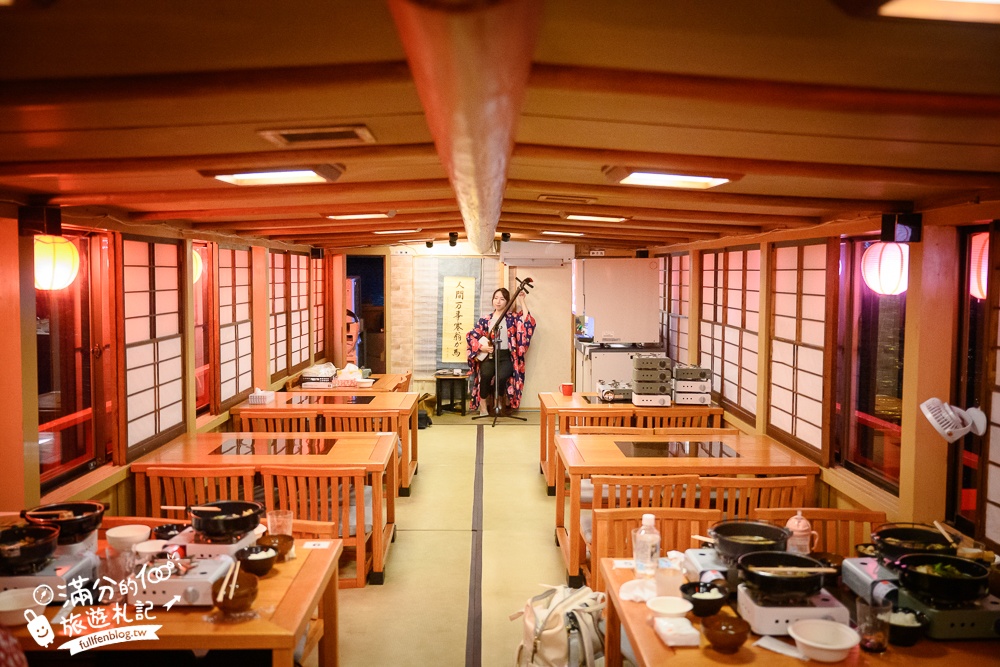 東京必體驗行程【東京灣遊船】搭特色船形屋吃牛肉燒喜燒賞夜景.飲料無限暢飲還能看表演.甲板上與彩虹大橋合影!