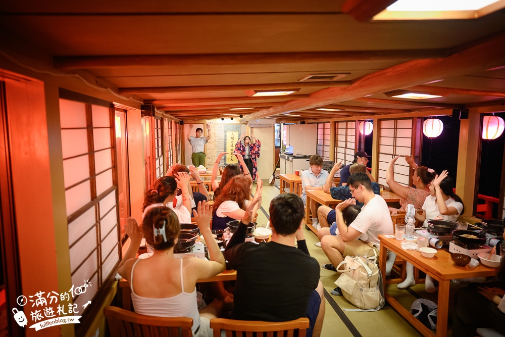 東京必體驗行程【東京灣遊船】搭特色船形屋吃牛肉燒喜燒賞夜景.飲料無限暢飲還能看表演.甲板上與彩虹大橋合影!