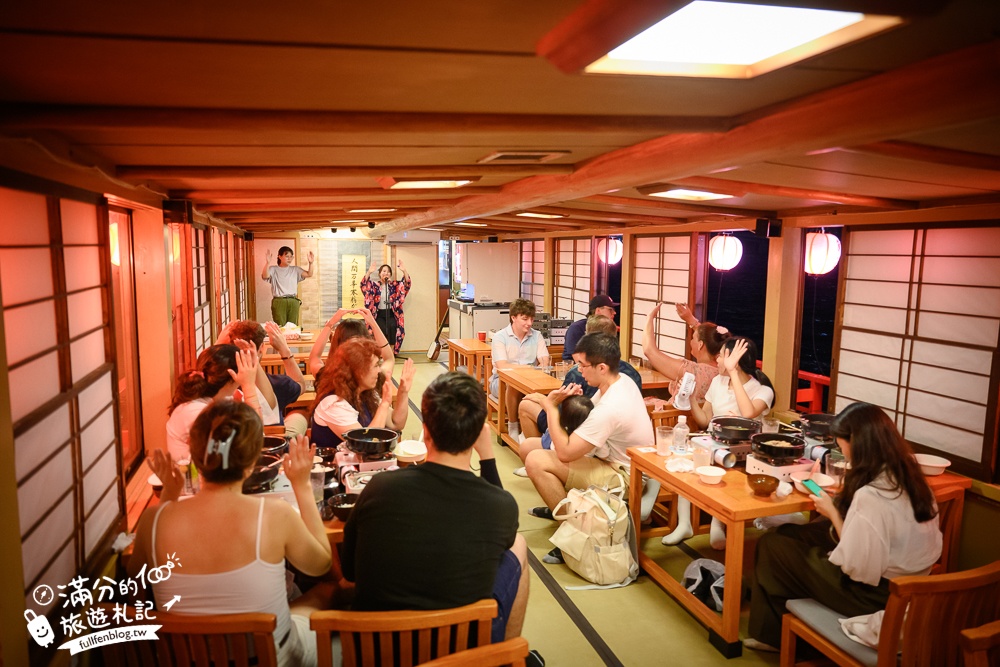 東京必體驗行程【東京灣遊船】搭特色船形屋吃牛肉燒喜燒賞夜景.飲料無限暢飲還能看表演.甲板上與彩虹大橋合影!