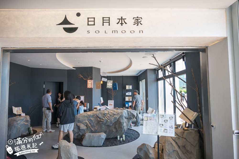 南投新景點【日月町商場】埔里最新複合式商場,純白色建築好療癒,搭配繽紛氣球屋好逛好拍還能尋寶購物!