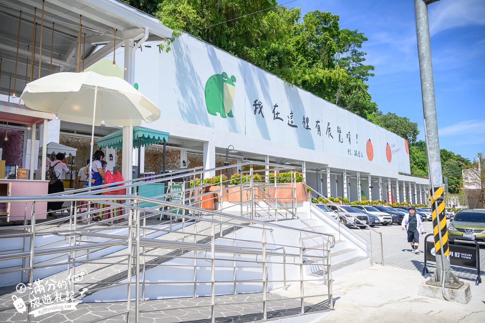 南投新景點【日月町商場】埔里最新複合式商場,純白色建築好療癒,搭配繽紛氣球屋好逛好拍還能尋寶購物!
