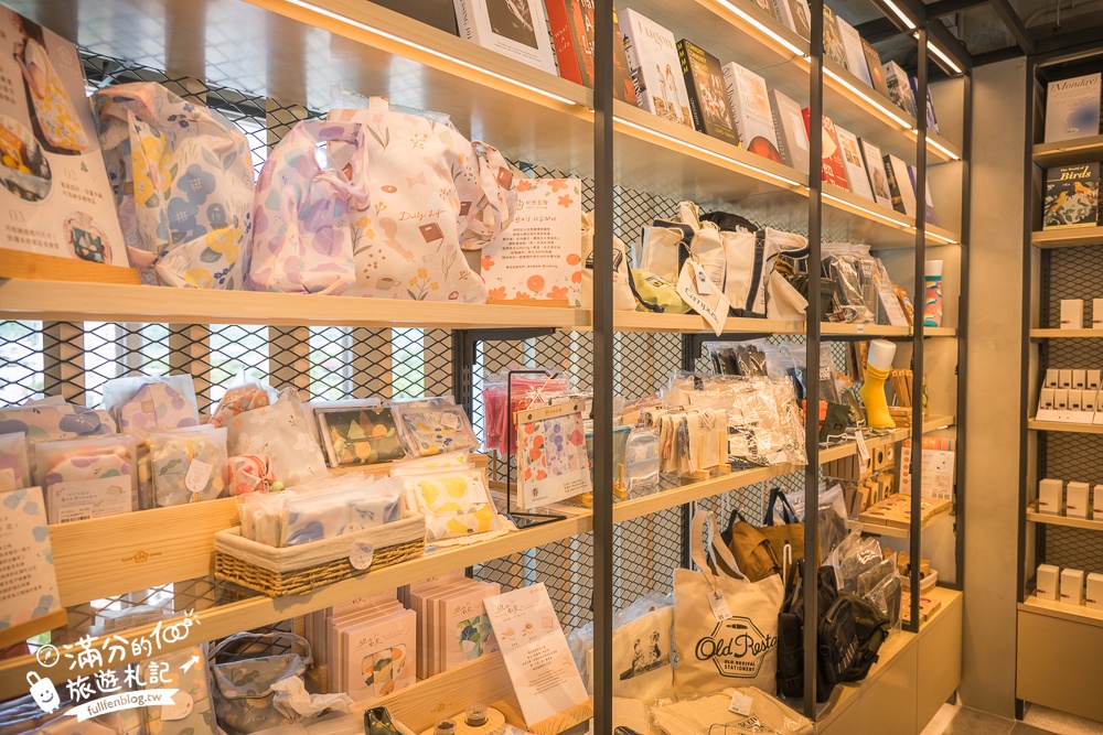 南投新景點【日月町商場】埔里最新複合式商場,純白色建築好療癒,搭配繽紛氣球屋好逛好拍還能尋寶購物!