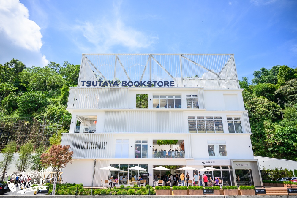 南投新景點【日月町商場】埔里最新複合式商場,純白色建築好療癒,搭配繽紛氣球屋好逛好拍還能尋寶購物!