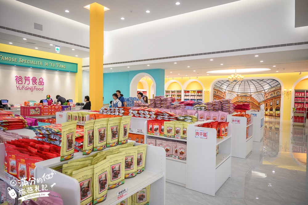 台中【裕芳食品中科店】台中最新粉紅城堡.50元零食專賣店,咖啡免費喝又好拍照!