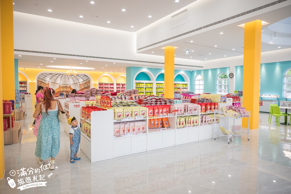 台中【裕芳食品中科店】台中最新粉紅城堡.50元零食專賣店,咖啡免費喝又好拍照!