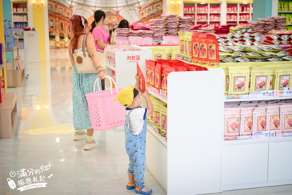 台中【裕芳食品中科店】台中最新粉紅城堡.50元零食專賣店,咖啡免費喝又好拍照!