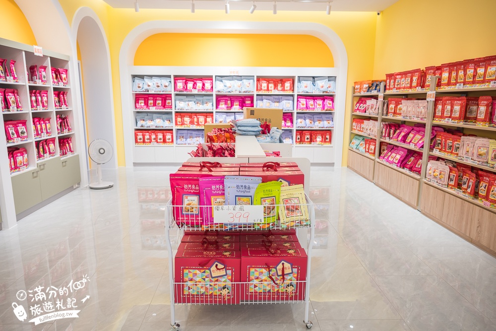 台中【裕芳食品中科店】台中最新粉紅城堡.50元零食專賣店,咖啡免費喝又好拍照!