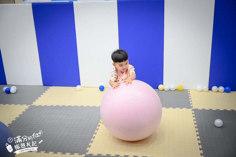 彰化親子景點【熊萌肚肚主題親子餐廳】鹿港英倫風親子餐廳.大球池溜滑梯玩整天不限時!