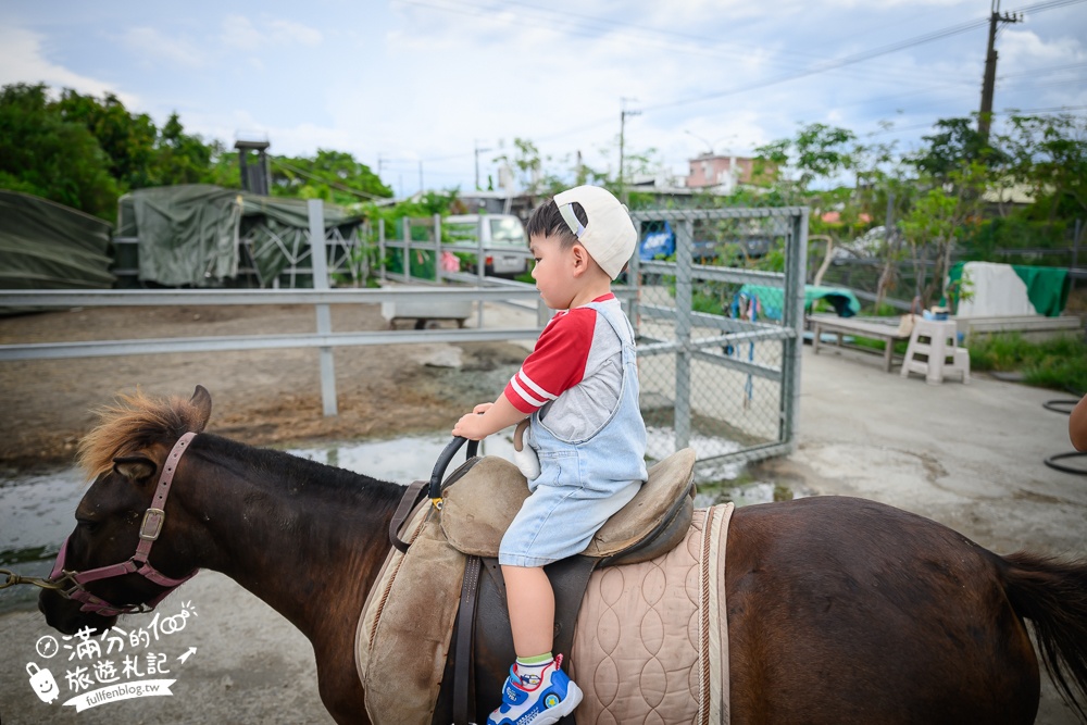 宜蘭親子騎馬體驗【宜騎緣沙灘馬場咖啡簡餐莊園】2歲小孩騎馬體驗好好玩,還能近距離互動餵食唷!