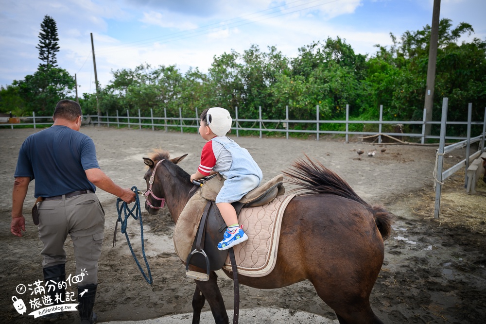 宜蘭親子騎馬體驗【宜騎緣沙灘馬場咖啡簡餐莊園】2歲小孩騎馬體驗好好玩,還能近距離互動餵食唷!