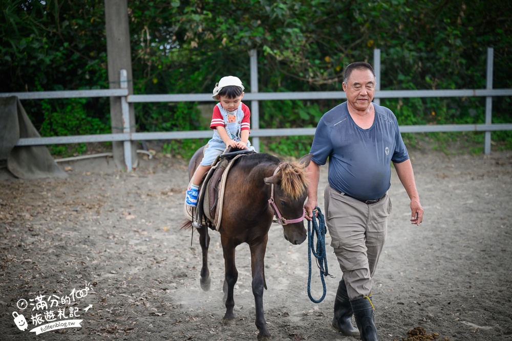 宜蘭親子騎馬體驗【宜騎緣沙灘馬場咖啡簡餐莊園】2歲小孩騎馬體驗好好玩,還能近距離互動餵食唷!