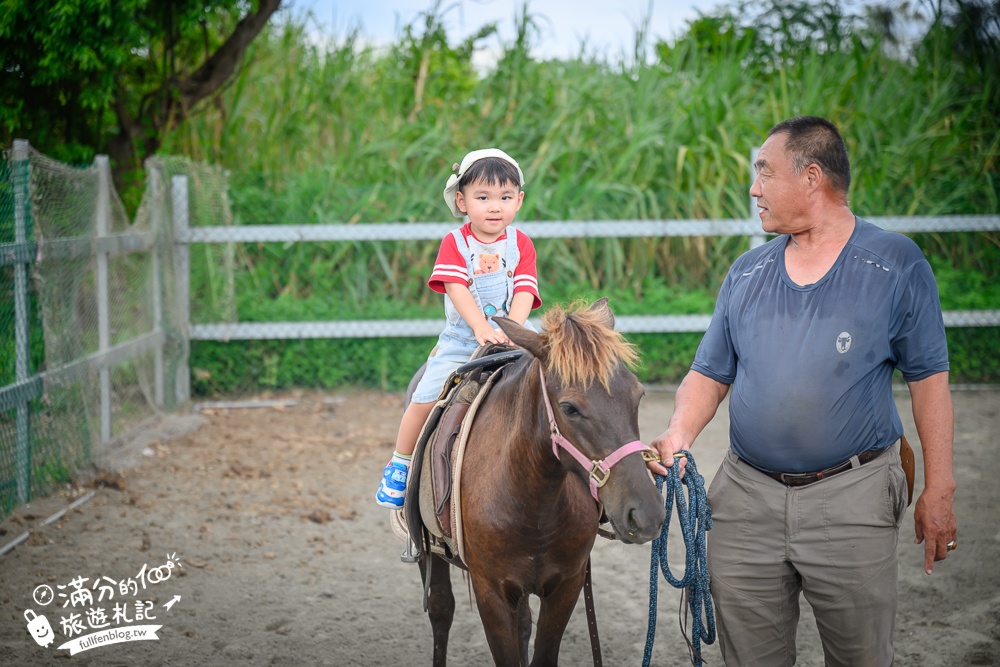 宜蘭親子騎馬體驗【宜騎緣沙灘馬場咖啡簡餐莊園】2歲小孩騎馬體驗好好玩,還能近距離互動餵食唷!
