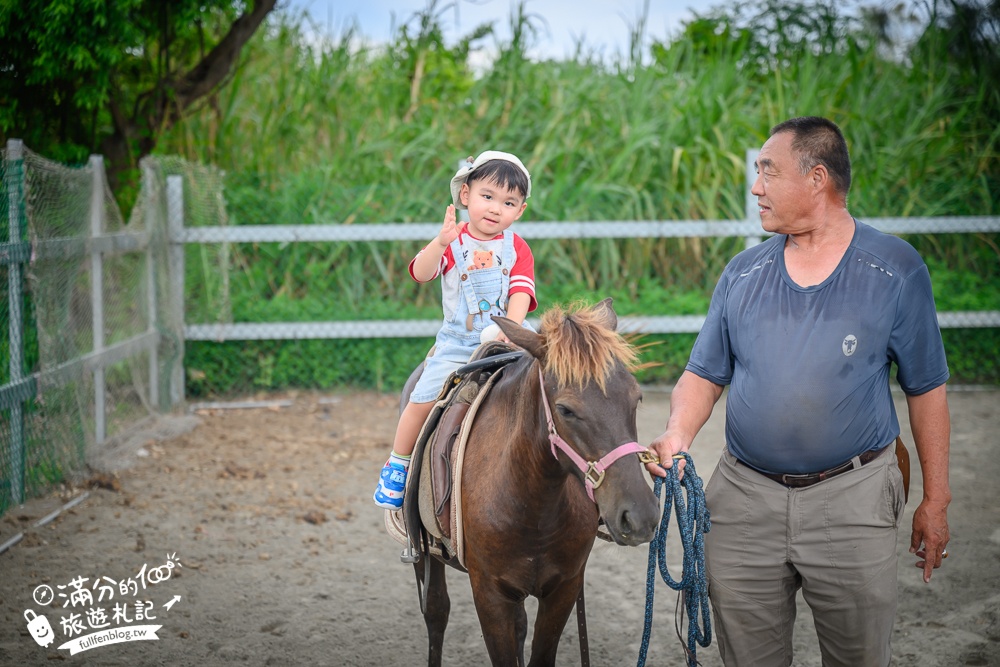 宜蘭親子騎馬體驗【宜騎緣沙灘馬場咖啡簡餐莊園】2歲小孩騎馬體驗好好玩,還能近距離互動餵食唷!