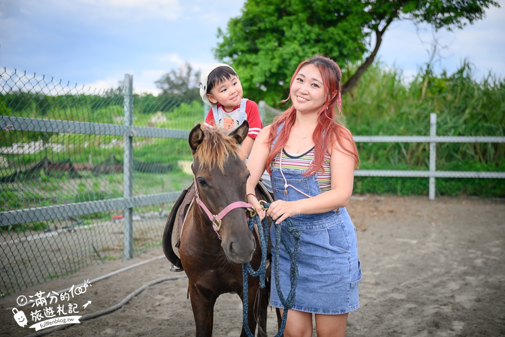 宜蘭親子騎馬體驗【宜騎緣沙灘馬場咖啡簡餐莊園】2歲小孩騎馬體驗好好玩,還能近距離互動餵食唷!