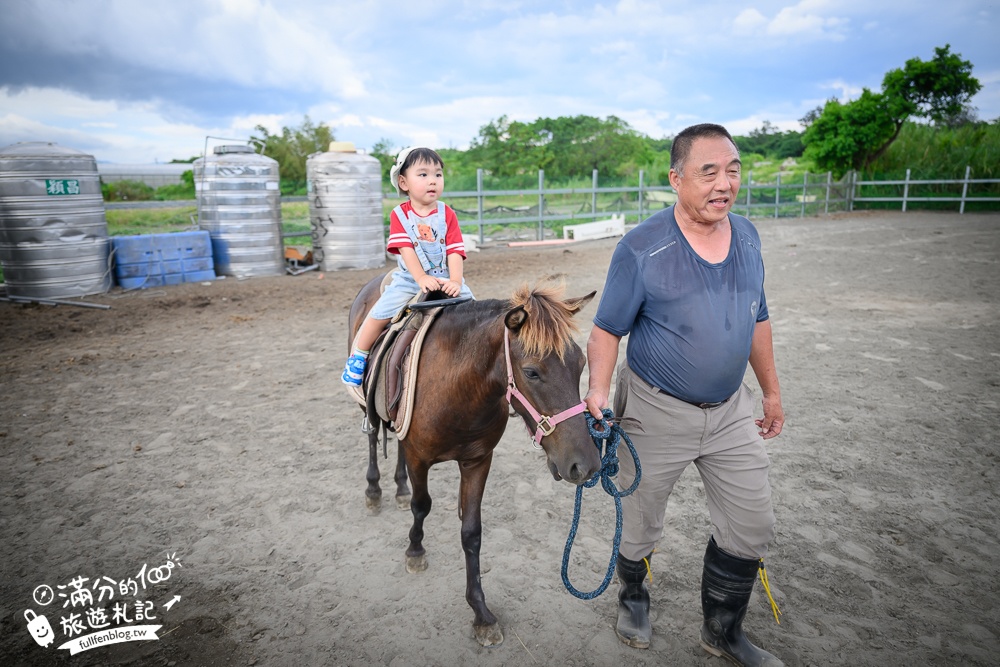 宜蘭親子騎馬體驗【宜騎緣沙灘馬場咖啡簡餐莊園】2歲小孩騎馬體驗好好玩,還能近距離互動餵食唷!