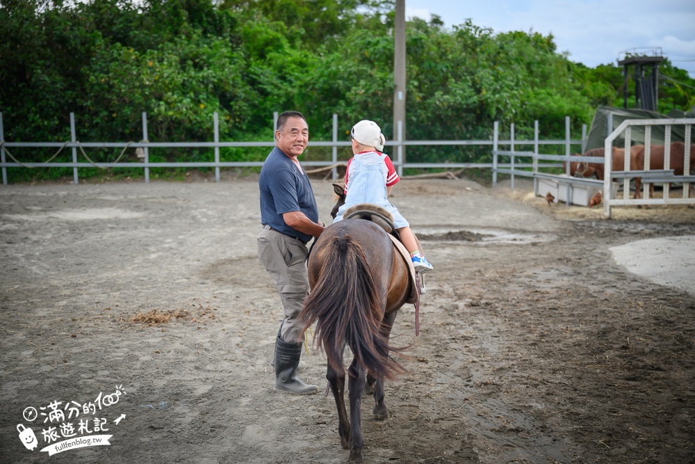宜蘭親子騎馬體驗【宜騎緣沙灘馬場咖啡簡餐莊園】2歲小孩騎馬體驗好好玩,還能近距離互動餵食唷!