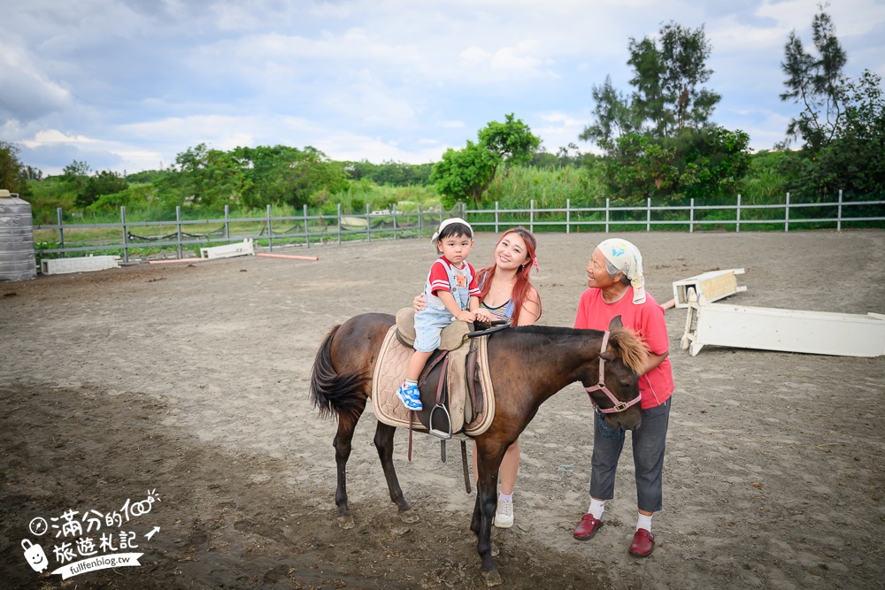 宜蘭親子騎馬體驗【宜騎緣沙灘馬場咖啡簡餐莊園】2歲小孩騎馬體驗好好玩,還能近距離互動餵食唷!