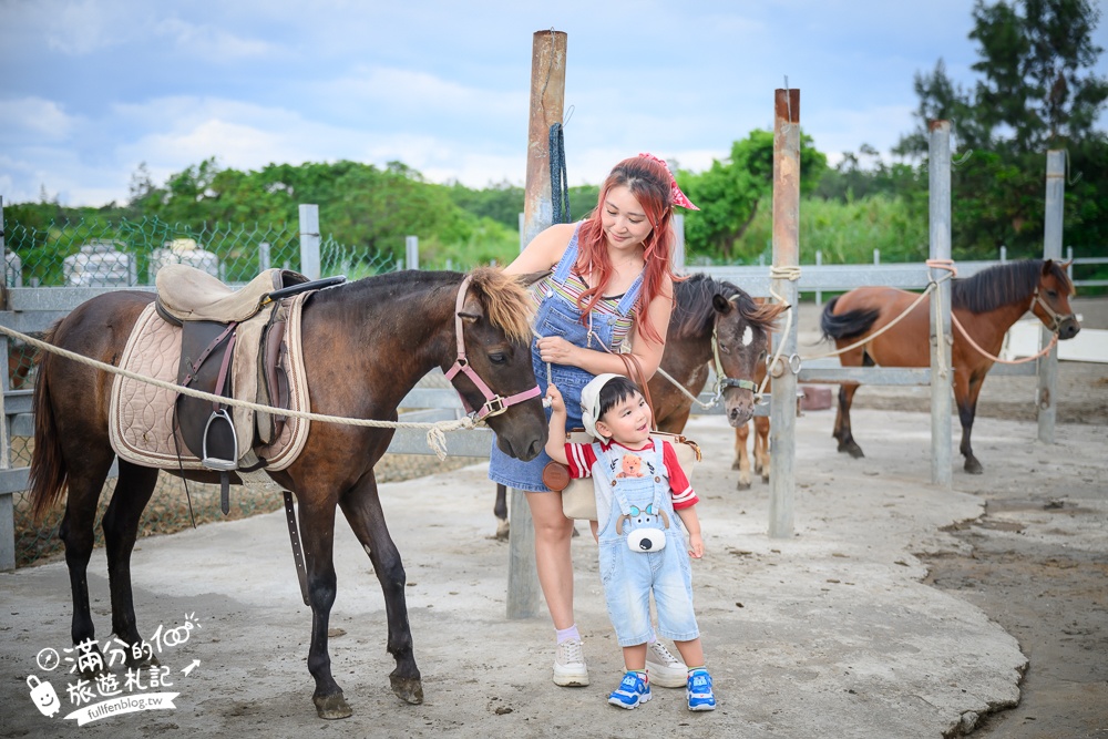 宜蘭親子騎馬體驗【宜騎緣沙灘馬場咖啡簡餐莊園】2歲小孩騎馬體驗好好玩,還能近距離互動餵食唷!