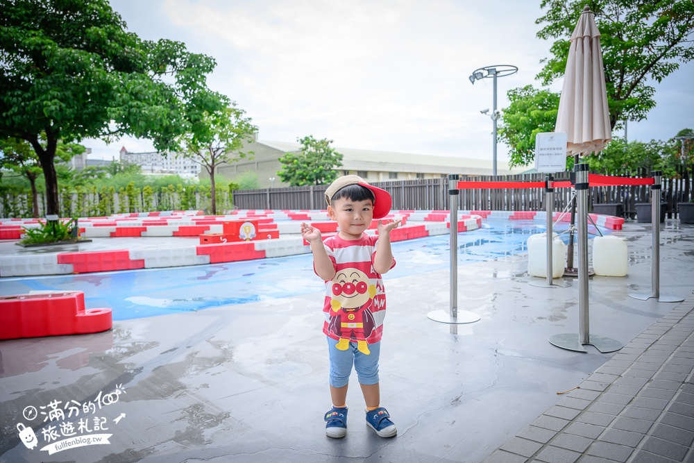 嘉義親子住宿推薦【新悦花園酒店】超狂童趣親子房型.森林小火車.旋轉木馬.大球池免費玩,還有迷你賽車體驗!