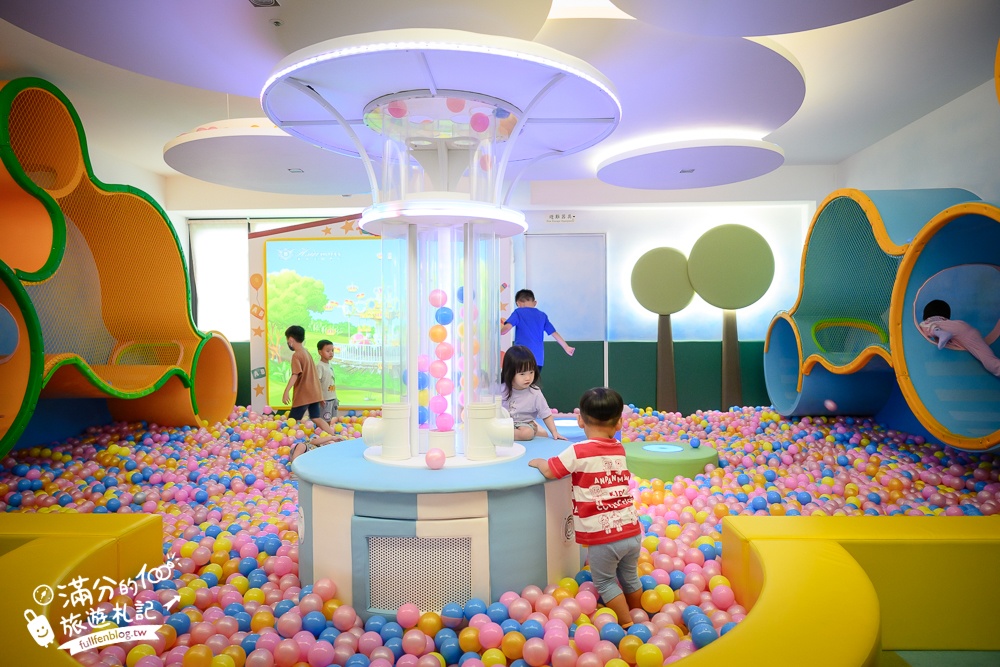 嘉義親子住宿推薦【新悦花園酒店】超狂童趣親子房型.森林小火車.旋轉木馬.大球池免費玩,還有迷你賽車體驗!