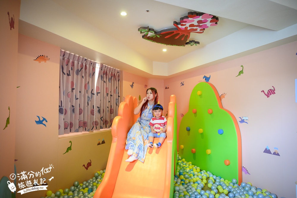 【宜蘭親子民宿推薦】宜蘭童玩樂親子旅宿,近羅東夜市,房間就有溜滑梯球池和扮酒酒酒太好玩!