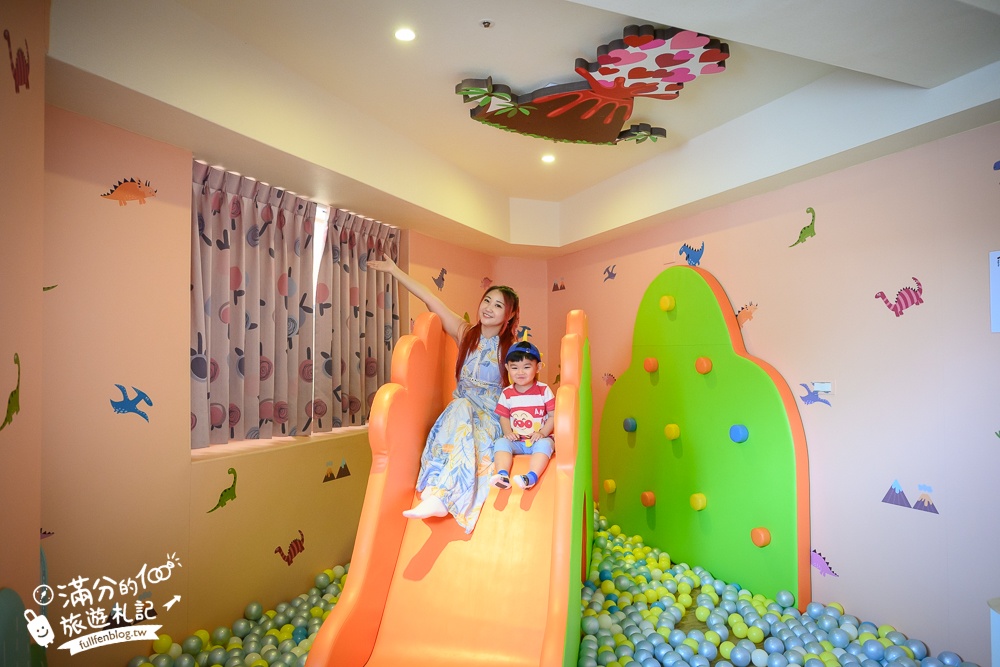 【宜蘭親子民宿推薦】宜蘭童玩樂親子旅宿,近羅東夜市,房間就有溜滑梯球池和扮酒酒酒太好玩!
