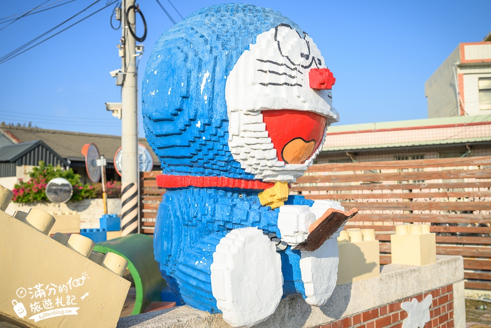雲林【麥寮國小積木公園】多啦A夢積木主題公園,古錐好拍照,還有水管洞.蹺蹺板和溜滑梯超放電!