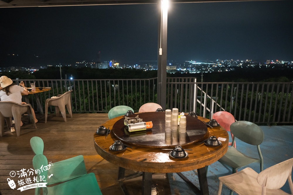 台東【俩吆久景觀貨櫃餐廳】台東夜景咖啡廳,招牌必吃桶仔雞烤魚&部落風味料理,賞夜吃茶點也很浪漫!