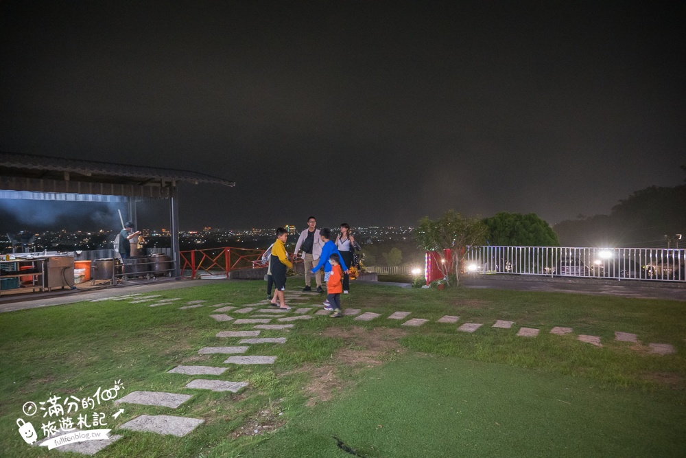 台東【俩吆久景觀貨櫃餐廳】台東夜景咖啡廳,招牌必吃桶仔雞烤魚&部落風味料理,賞夜吃茶點也很浪漫!