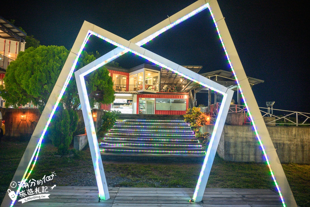 台東【俩吆久景觀貨櫃餐廳】台東夜景咖啡廳,招牌必吃桶仔雞烤魚&部落風味料理,賞夜吃茶點也很浪漫!