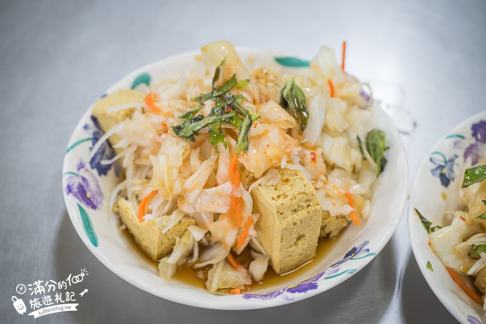 花蓮必吃美食【玉里橋頭臭豆腐】排隊攻略.酥脆爽口超美味,還有泡菜.香菜和青木瓜絲,吃完全身都是味!