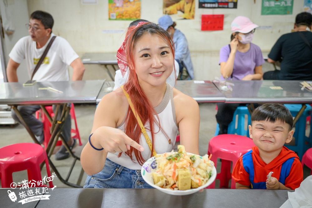 花蓮必吃美食【玉里橋頭臭豆腐】排隊攻略.酥脆爽口超美味,還有泡菜.香菜和青木瓜絲,吃完全身都是味!