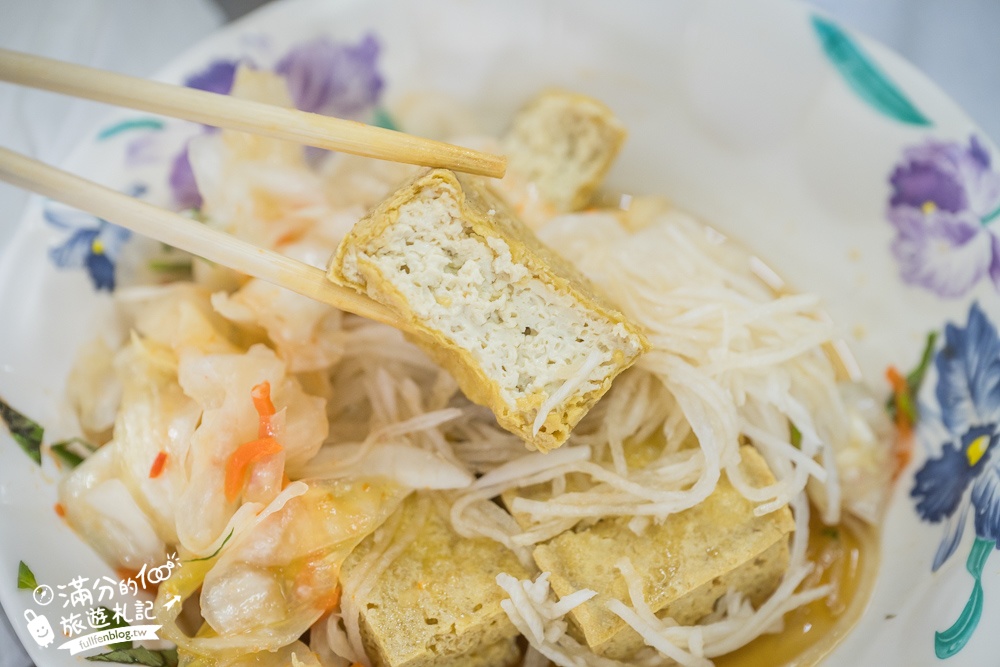 花蓮必吃美食【玉里橋頭臭豆腐】排隊攻略.酥脆爽口超美味,還有泡菜.香菜和青木瓜絲,吃完全身都是味!