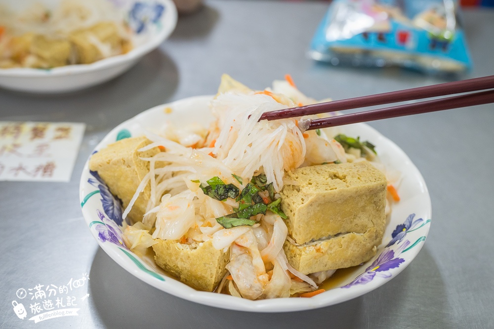 花蓮必吃美食【玉里橋頭臭豆腐】排隊攻略.酥脆爽口超美味,還有泡菜.香菜和青木瓜絲,吃完全身都是味!