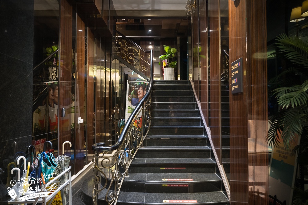 台中南屯餐酒館餐廳推薦【8+9吧食酒音樂餐廳】，近100種啤酒選擇，吃美食喝啤酒還能聆聽現場live演唱，絕對放鬆！
