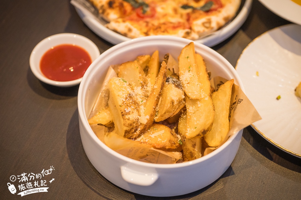 台中南屯餐酒館餐廳推薦【8+9吧食酒音樂餐廳】，近100種啤酒選擇，吃美食喝啤酒還能聆聽現場live演唱，絕對放鬆！