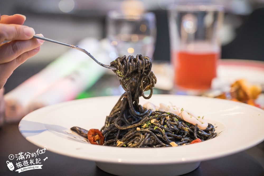 台中南屯餐酒館餐廳推薦【8+9吧食酒音樂餐廳】，近100種啤酒選擇，吃美食喝啤酒還能聆聽現場live演唱，絕對放鬆！