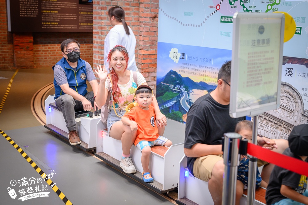 桃園【鐵道願景館】免費搭小火車.當小小捷運車長有趣好玩,桃園免門票親子景點!