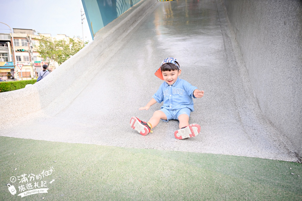 屏東【林邊共融遊戲場(親子飛天火車)】七彩飛天小火車遊戲場,蓮霧主題公園,熱氣球溜滑梯.鞦韆免費玩!