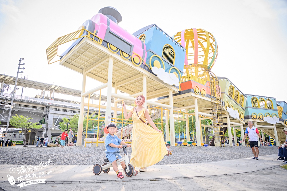 屏東【林邊共融遊戲場(親子飛天火車)】七彩飛天小火車遊戲場,蓮霧主題公園,熱氣球溜滑梯.鞦韆免費玩!
